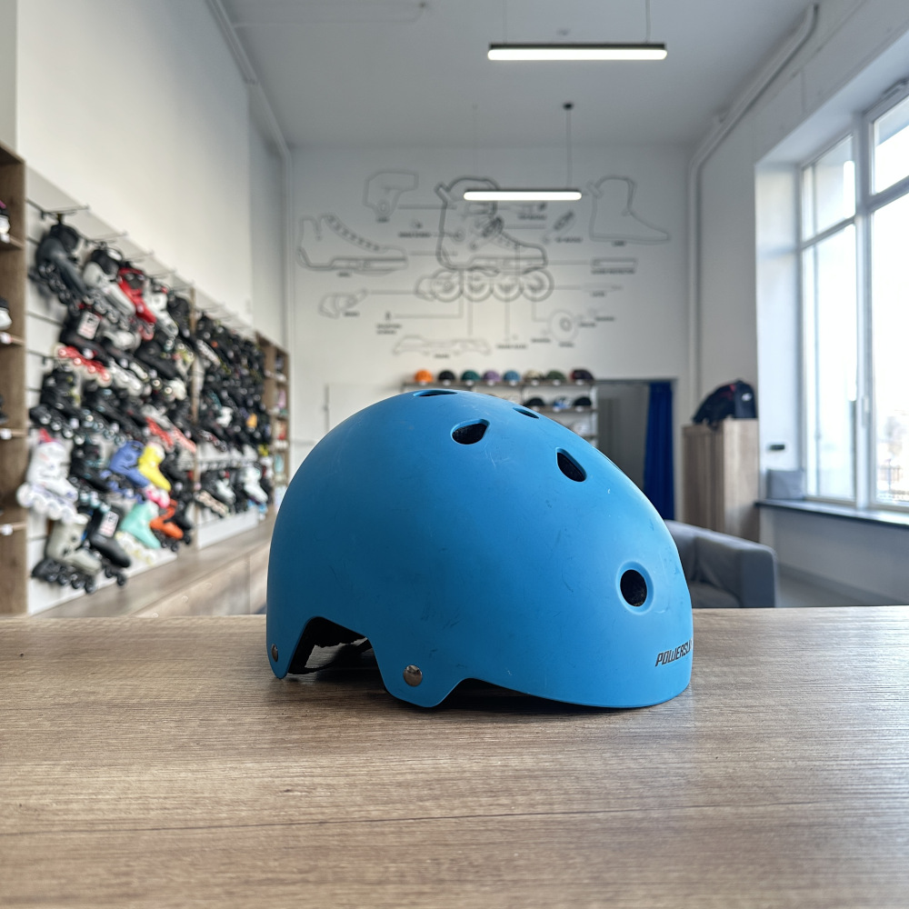 kask leżący na ladzie sklepowej koloru niebieskiego